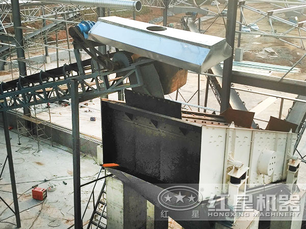 湖南某豆石破碎加工現場：帶振動篩、輸送帶