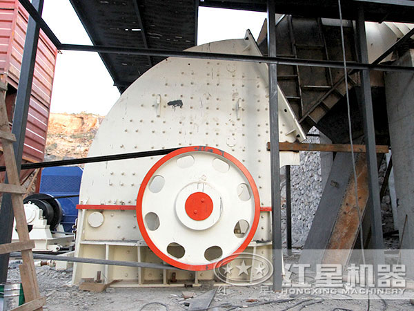 重錘式粉碎機(jī)作業(yè)現(xiàn)場，環(huán)保少污染