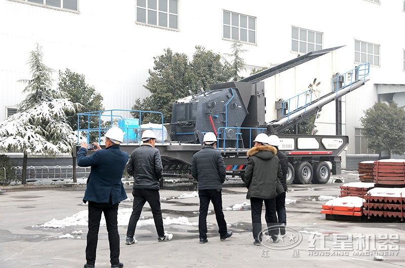 車載流動碎石機廠家價格實惠，客戶現(xiàn)場參觀