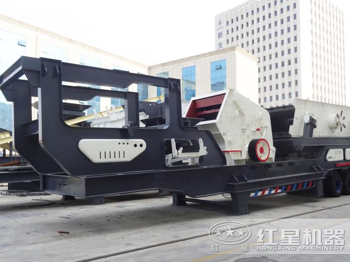輪胎移動破碎站配反擊式破碎機(jī)，時產(chǎn)70-280t/h，具有整形作用