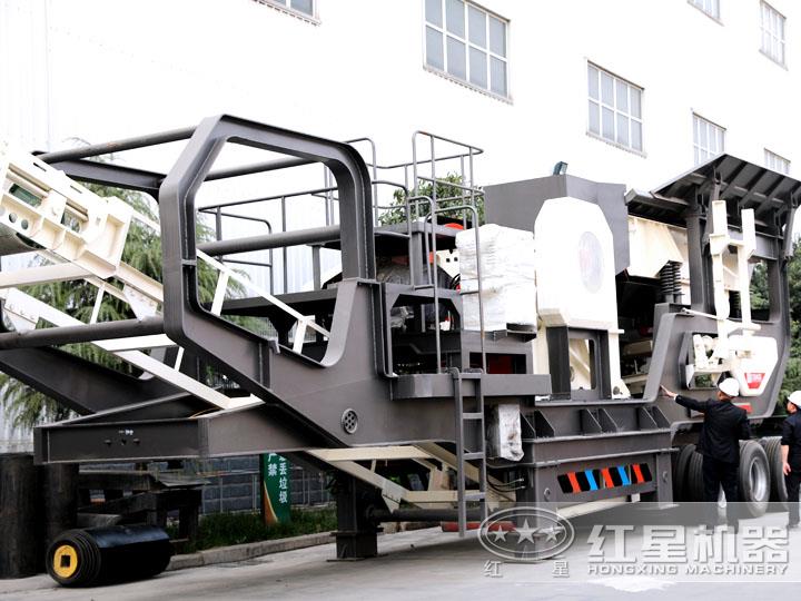 輪胎移動破碎站配鄂式破碎機(jī)，時產(chǎn)50-500t/h