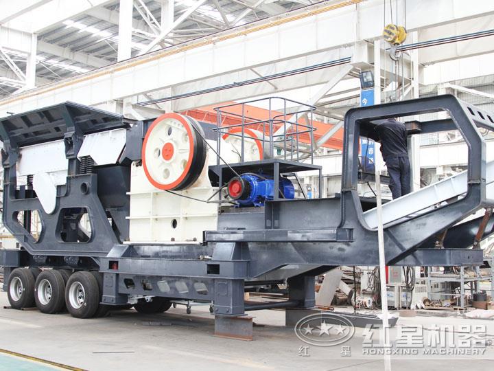 小型移動顎式破碎車集給料、破碎、傳輸為一體