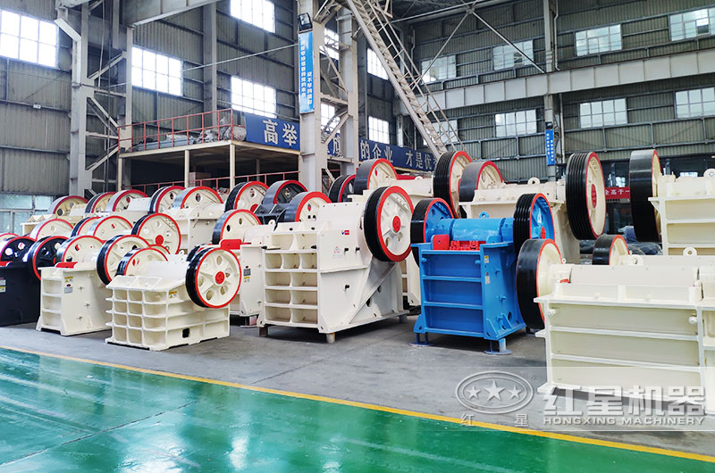 鄂式破碎機(jī)實(shí)拍，粗碎力度強(qiáng)