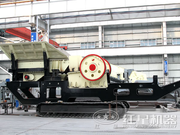車頭牽著就跑的鄂破流動石子機(jī)